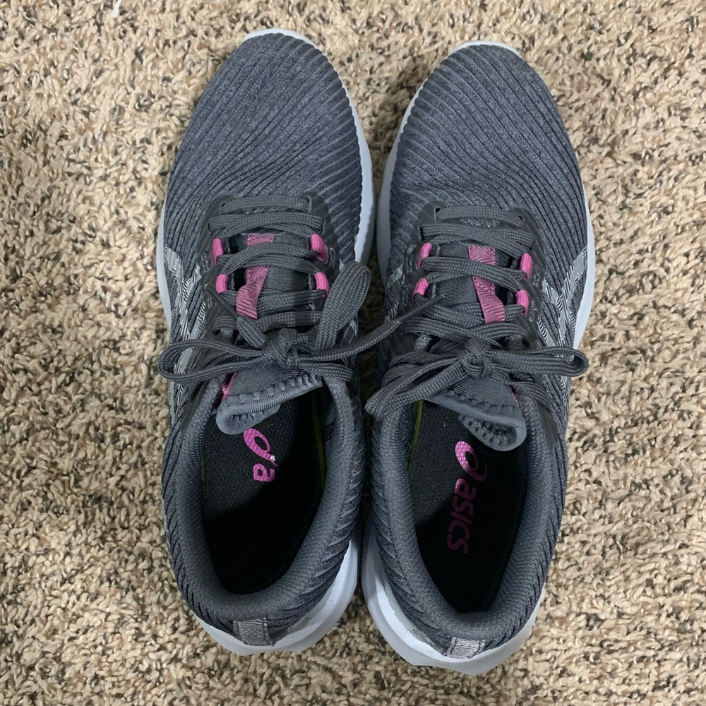 ASICS women’s versablast running sneaker